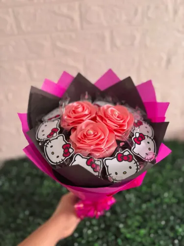 Buquê Hello Kitty com LED e Rosas Eternas
