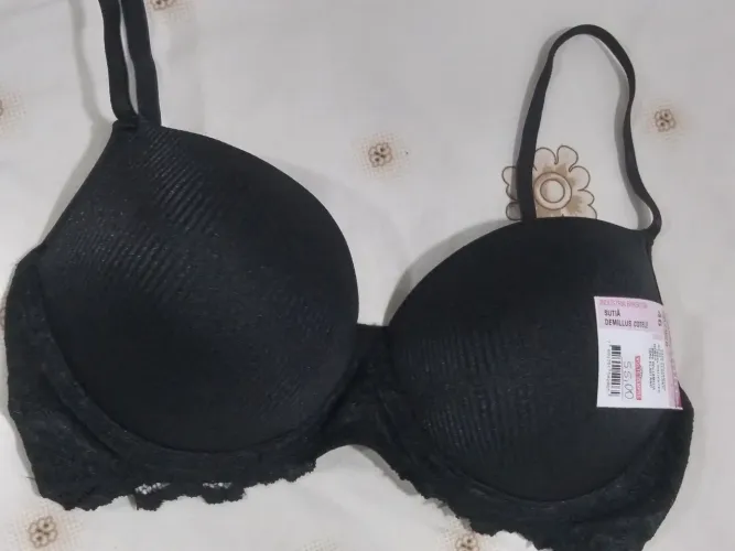 Sutiã com espuma preto e detalhes em renda