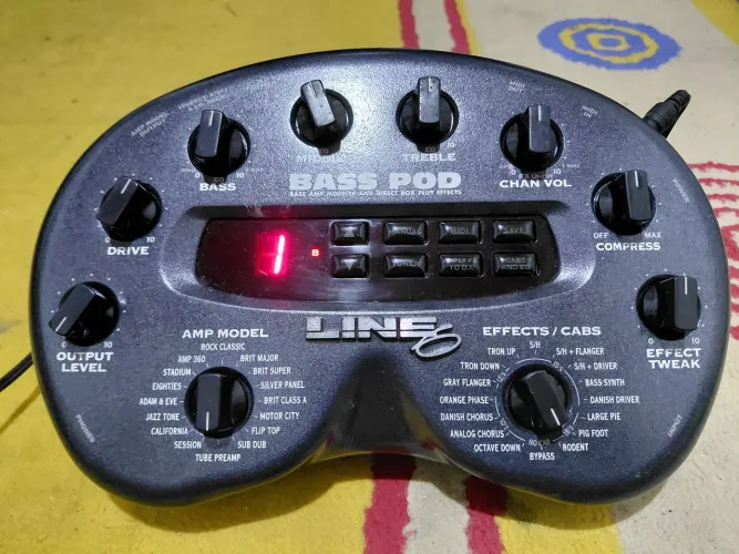 Pedaleira Line 6 Bass POD