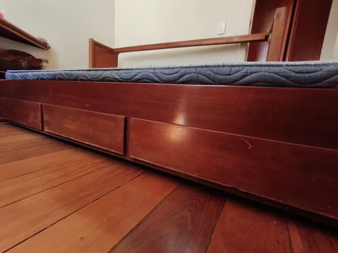 CAMA EM MOGNO