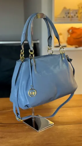 Bolsa Feminina de Couro Azul com Alças Duplas e Detalhes Dourados 
