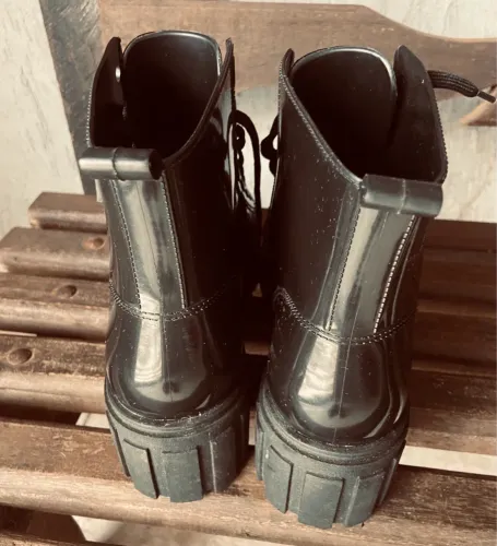 Botas pretas de cano curto