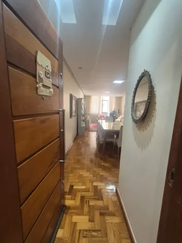 Apartamento Reformado de 2 Quartos para Alugar em Copacabana