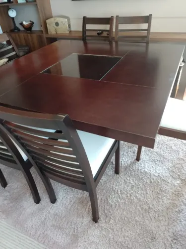 Mesa de jantar 1,40 x 1,40m com tampo de madeira e vidro central + 6 cadeiras estofadas 