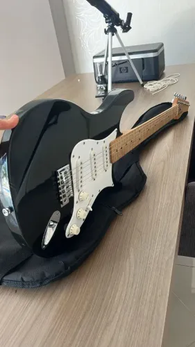 Guitarra stratocaster behringer