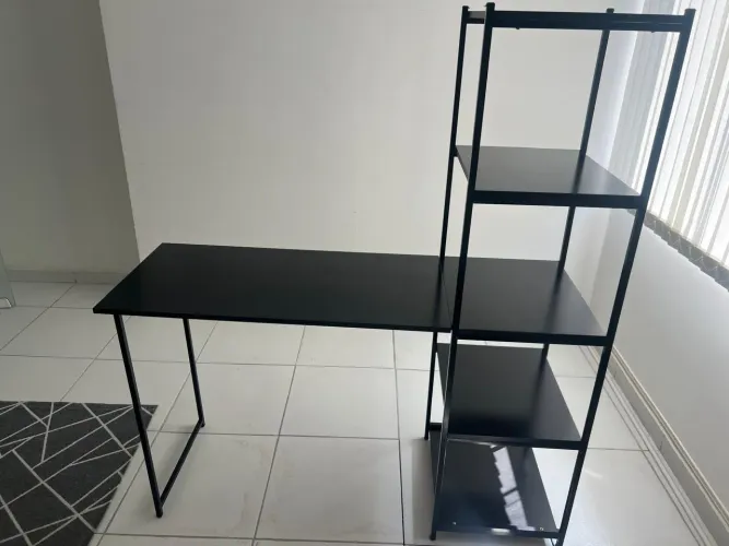 Mesa de Escritório (Preta) com Estante Lateral