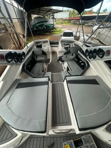 Lancha impecável para momentos incríveis!