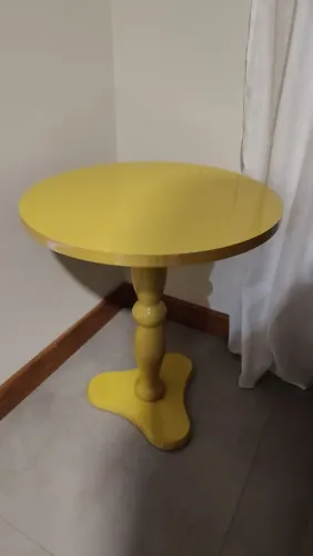 Mesa de canto amarela