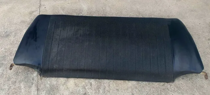 Encosto de banco automotivo preto Fusca peça original com a forração original de época