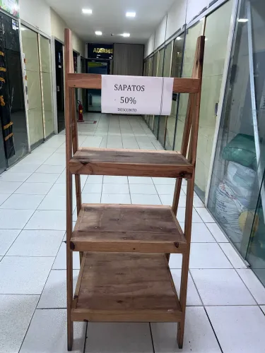 Expositor de madeira muilticoisas com 4 prateleiras