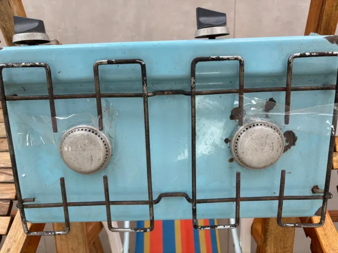 Vendo fogão 2 bocas camping azul, com mangueira e registro de gás funcionando 