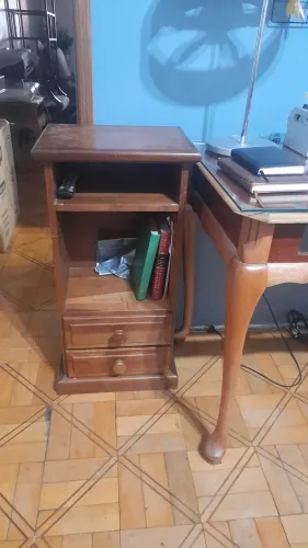 Mesa de cabeceira em madeira
