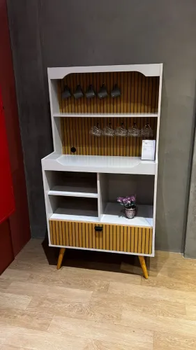 Armário de madeira com prateleiras e nichos. Ideal para organizar seus objetos e dar um to