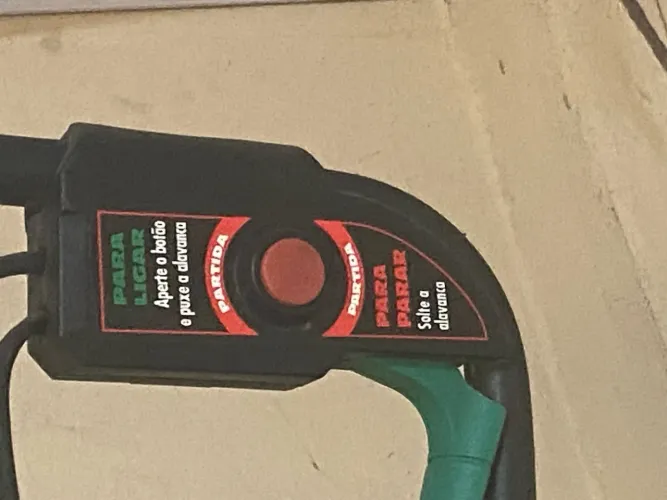 Máquina com botão de partida e alavanca