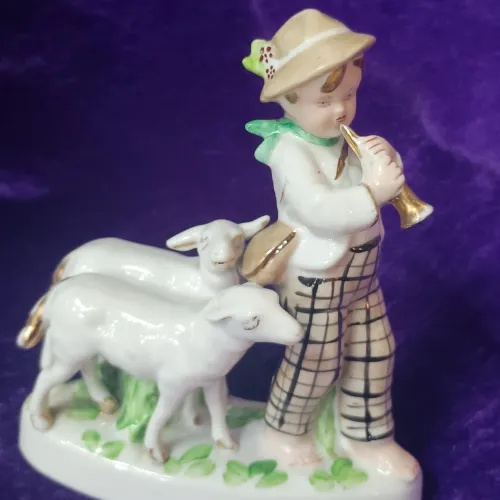 Escultura 'menino pastor e suas ovelhas' em porcelana 