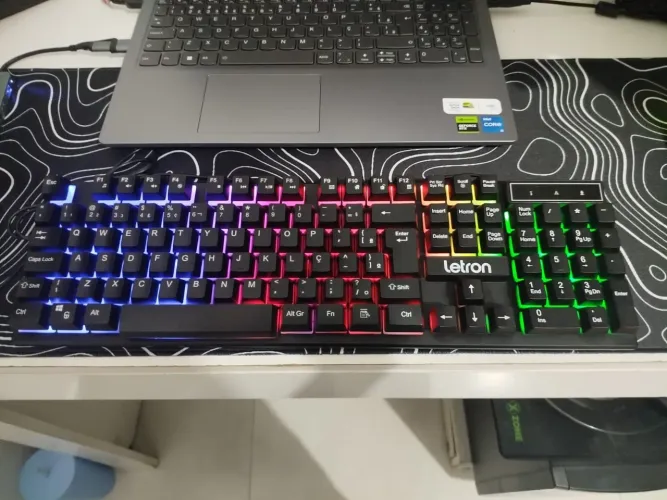Vendo teclado seminovo - apenas 2 semanas de uso.