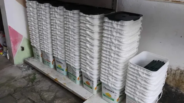 Balde quadrado de 15kg. Limpo e com tampa. Valor: 5,00 reais cada.  
