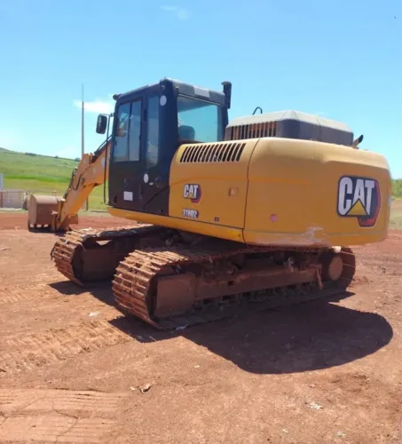 Escavadeira Caterpillar 318 D2 ano 2020 com 3.300 horas, em SP