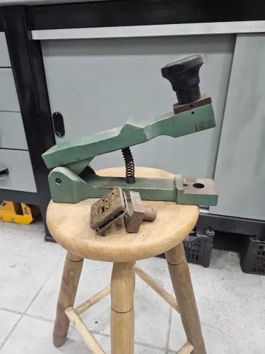 Prensa manual para fechos de bolsas