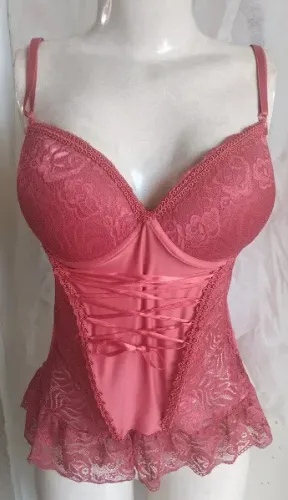 Corpete vermelho com renda