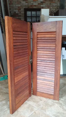 Venezianas pantográficas fabricadas com a madeira Nobre de Cedro.