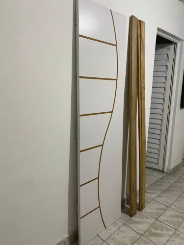 Porta de madeira com design moderno