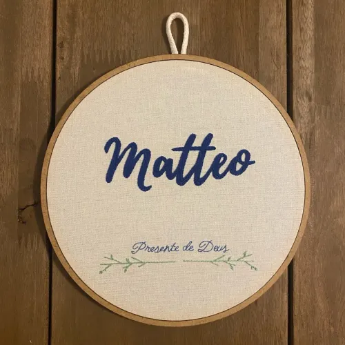 Quadro bastidor bordado Matteo presente de Deus