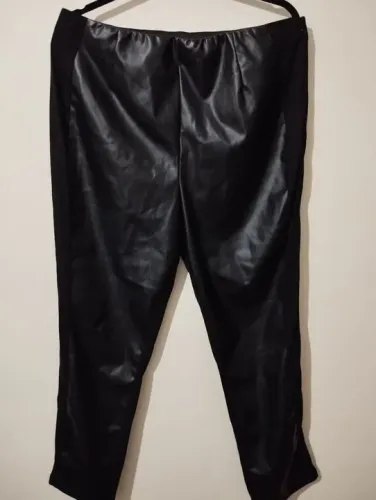 Calça de couro sintético preta n44