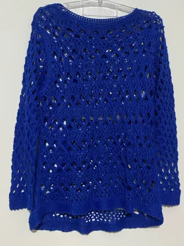 Suéter azul de crochê feminino