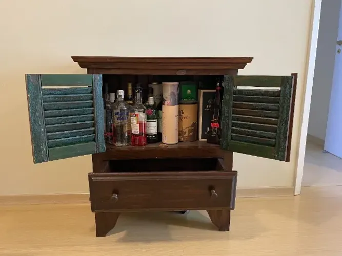 Armário em madeira maciça super charmoso para bebidas ou café