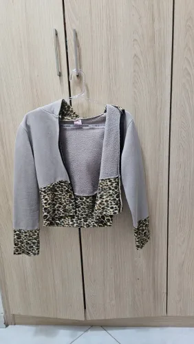 Casaco Infantil Cinza com Detalhes em Animal Print