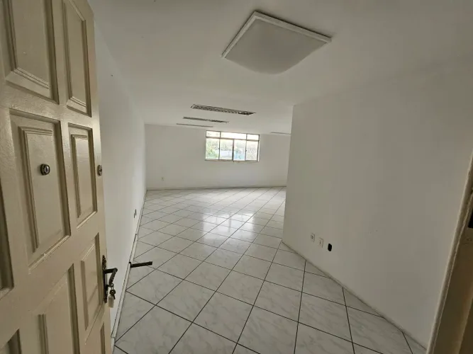Excelente sala ampla localizada na galeria Carapebus