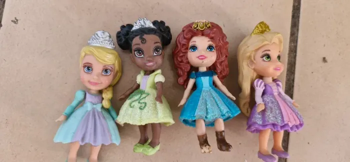 Princesas mini toddler miniatura Cinderela Tiana Merida Rapunzel