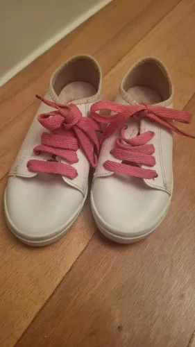 Tênis infantil rosa com cadarços