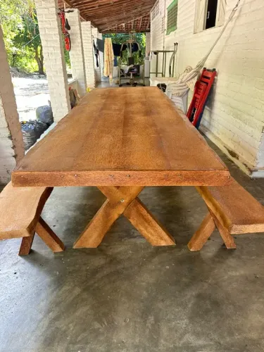 Mesa de madeira rústica para área externa