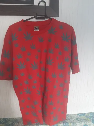 Camiseta Vermelha com Folhas