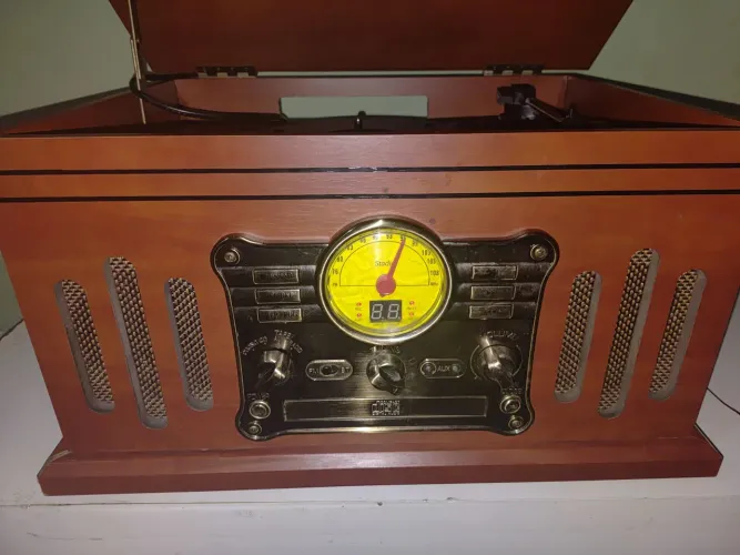 Vendo radiola retro semi nova toca disco, radio, cd,fita ,pen drive 