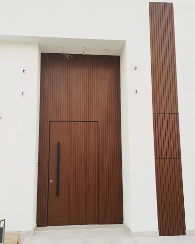 Porta Pivotante Bronze/Marrom em Alumínio - Fachada Moderna