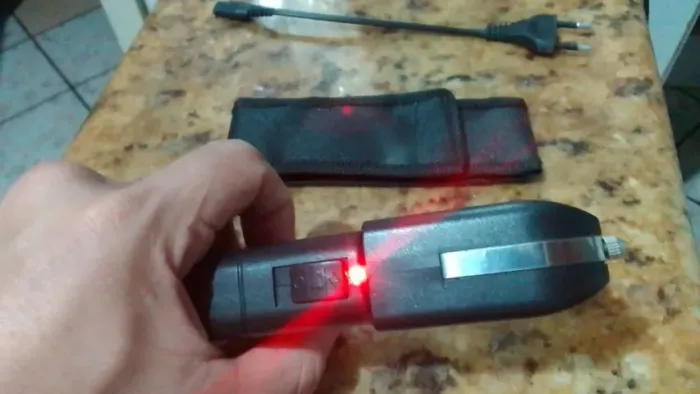 Lanterna Tática LED, Equipamento 2 em 1, Segurança e Defesa Pessoal.