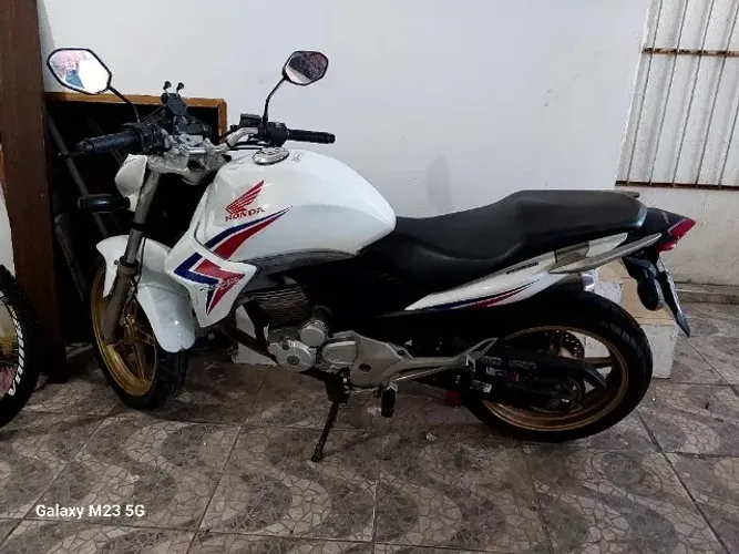 Honda CB 300R 2015 - Série Capitão América - Freio a Disco2