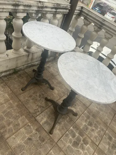 02 Mesas de canto de mármore com pé de ferro