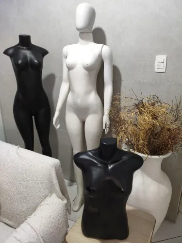 EXPOSITORES EM ESTILO MANEQUINS