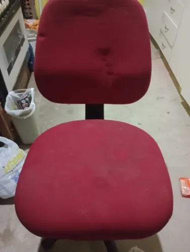 Vendo um par uma cadeira giratória com rodinhas