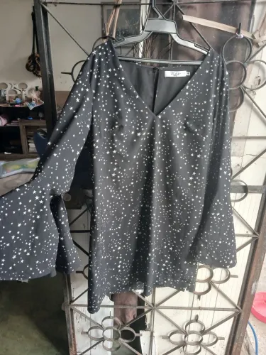 Vestido estrelado com mangas bufantes, tamanho M