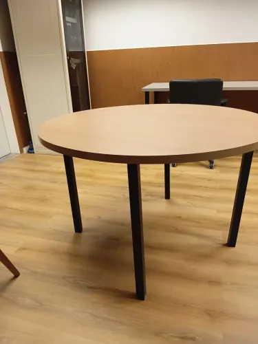 Mesa redonda, moderna, estilos e em ótimo estado de conservação. Escritório ou resi