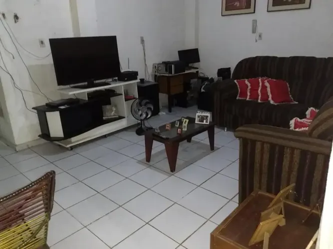 Vende-se/ Aluga-se uma casa com ponto comercial e salas comerciais no Centro do Cabo.