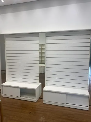 Painel Canaletado com 2 Espelhos e Balcão - Ideal para Loja