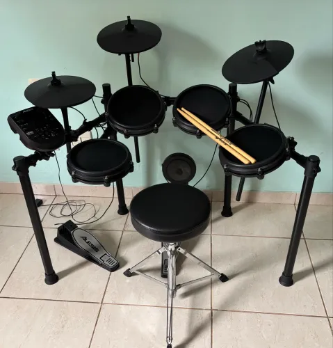 Bateria eletrônica Alesis Nitro Mesh Kit