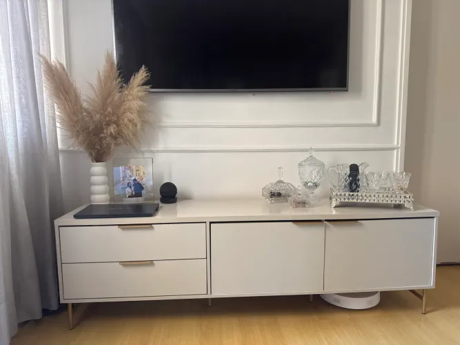 RACK PARA SALA OFF WHITE COM DOURADO