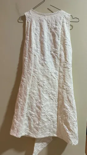Vestido com lanço na costa